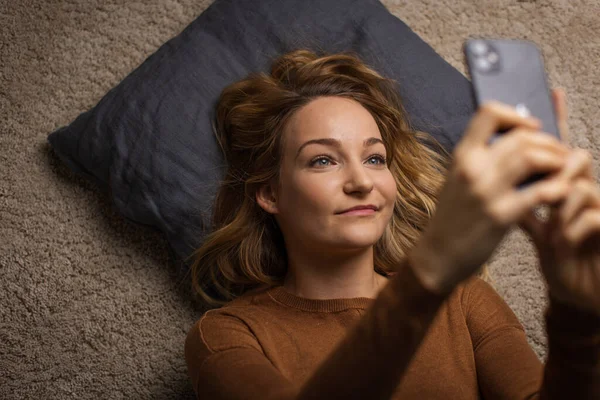 Mujer Bonita Joven Usando Teléfono Inteligente Casa —  Fotos de Stock