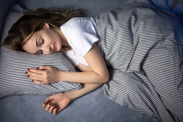 Mulher Bonita Jovem Dormindo Sua Cama Final Manhã Fim Semana — Fotografia de Stock