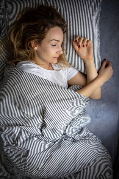 Söt Ung Kvinna Sover Sin Säng Sent Morgonen Helg Kompensera — Stockfoto