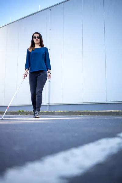 Blind Woman Walking City Streets Using Her White Cane Navigate — Stock Photo, Image