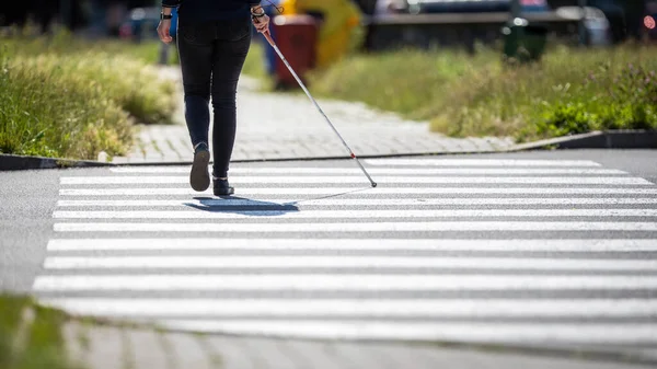 视力受损的年轻妇女在城市街道上行走 用她的白色手杖更好地在城市空间中航行 并安全地到达目的地 — 图库照片