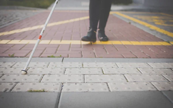 Blind Kvinna Går Stadens Gator Använder Sin Vita Käpp För — Stockfoto