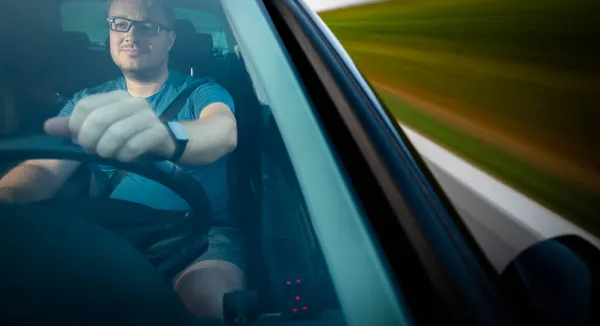 Fešák Mladý Řidič Řízení Hic Auto Rychle Ale Bezpečně Silnici — Stock fotografie