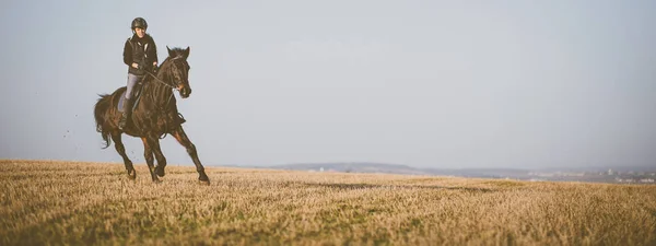 Female Horse Rider Riding Outdoors Her Lovely Horse — Stock Photo, Image