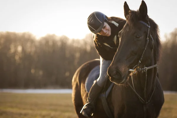 女性の馬に乗って屋外で彼女の美しい馬 — ストック写真