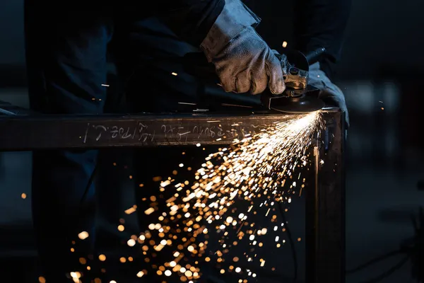 Homem Trabalhando Ferro Com Moedor Homem Trabalho Brilha Fogo Corte — Fotografia de Stock