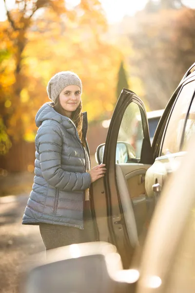 Mooie Jonge Vrouw Door Haar Auto Klaar Voor Haar Dagelijkse — Stockfoto