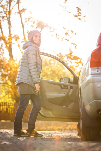 Mulher Bonita Por Seu Carro Pronto Para Seu Trajeto Diário — Fotografia de Stock