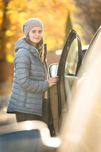 Mulher Bonita Por Seu Carro Pronto Para Seu Trajeto Diário — Fotografia de Stock