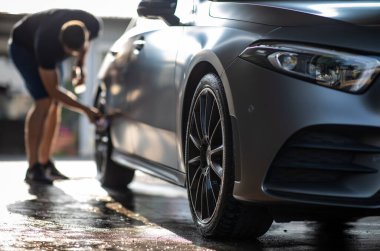 Araba yıkama - yepyeni araba sahibi onun güzel tekerlekler imal