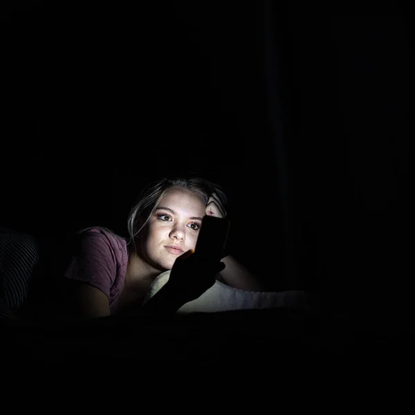 Tinédzser Lány Rabja Marad Online Kapcsolatot Szociális Hálózatok Ellenőrzi Okos — Stock Fotó