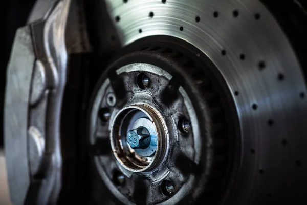 Auto Een Garage Voor Onderhoud Olie Bandenwissel Ondiepe Dof Verkleurde — Stockfoto