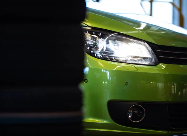 Coche Garaje Para Mantenimiento Aceite Cambio Neumáticos Dof Poco Profundo — Foto de Stock