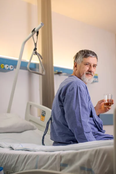 現代病院の高齢男性患者 浅いDof カラートーン画像 — ストック写真