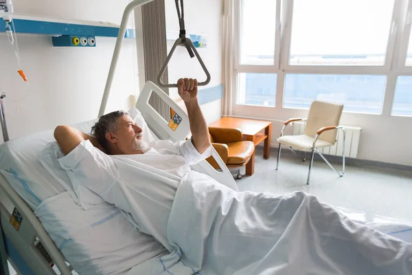 Pacient Nemocnici Dívá Okna Svém Pokoji Dělá Mnohem Lépe Operaci — Stock fotografie