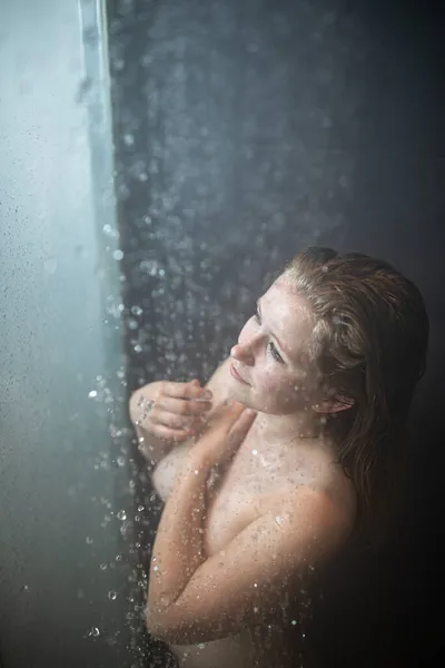 Hezká Mladá Žena Dává Dlouhou Teplou Sprchu Moderní Koupelně — Stock fotografie