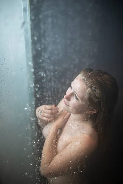 Hübsche Junge Frau Unter Einer Langen Heißen Dusche Einem Modernen — Stockfoto