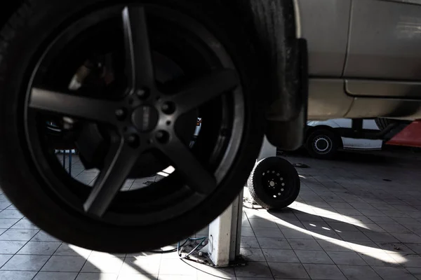 Auto Een Garage Voor Onderhoud Olie Bandenwissel Ondiepe Dof Verkleurd — Stockfoto