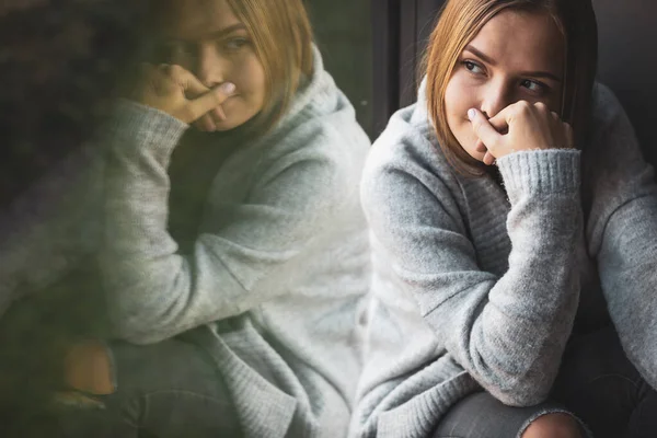 Θλιβερή Ανήσυχη Νεαρή Γυναίκα Κάθεται Δίπλα Ένα Μεγάλο Παράθυρο Νιώθοντας — Φωτογραφία Αρχείου