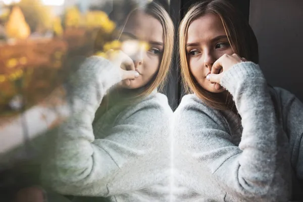 Депрессивная Взволнованная Молодая Женщина Сидит Большого Окна Чувствуя Себя Синей — стоковое фото