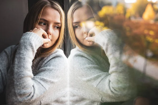 Jeune Femme Déprimée Anxieuse Assise Près Une Grande Fenêtre Sentant — Photo