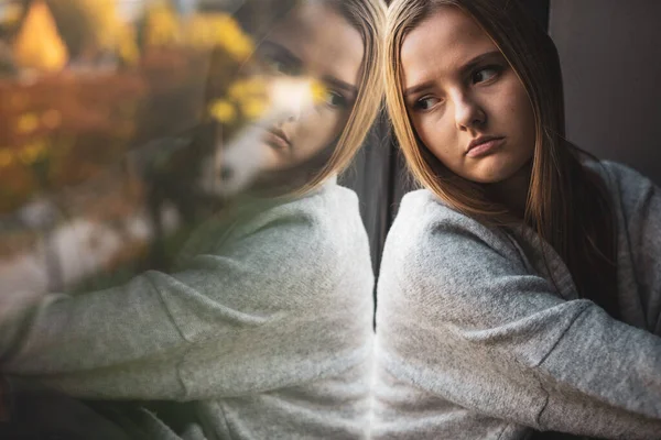 Θλιβερή Και Ανήσυχη Νεαρή Γυναίκα Κάθεται Δίπλα Ένα Μεγάλο Παράθυρο — Φωτογραφία Αρχείου