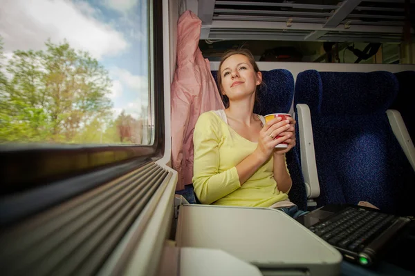 Молода Жінка Подорожує Поїздом Ландшафтний Пейзаж Рухається Швидко Вікном Мотін — стокове фото