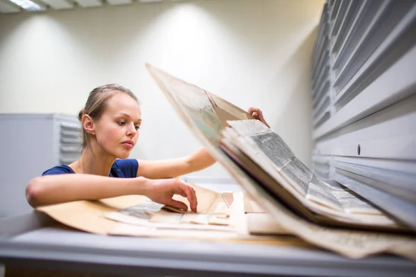 Ładna Młoda Kobieta Studiująca Stare Mapy Archiwach — Zdjęcie stockowe