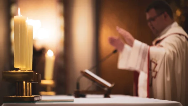 Sacerdotes Durante Uma Missa Cerimônia Casamento Missa Nupcial Dof Rasa — Fotografia de Stock