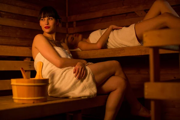 Jeune Femme Relaxante Dans Sauna — Photo