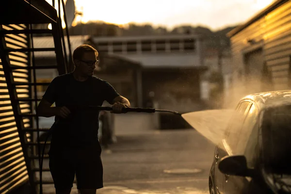 Junger Mann Wäscht Sein Geliebtes Auto Sorgfältig Einer Manuellen Autowaschanlage — Stockfoto