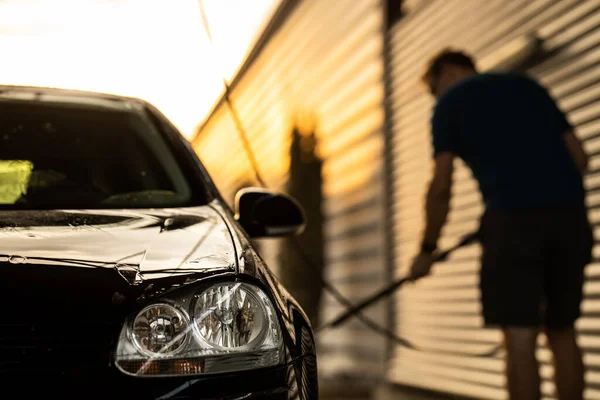 Junger Mann Wäscht Sein Geliebtes Auto Sorgfältig Einer Manuellen Autowaschanlage — Stockfoto