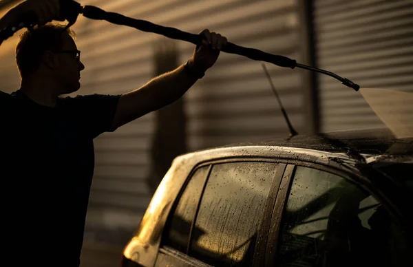 Junger Mann Wäscht Sein Geliebtes Auto Sorgfältig Einer Manuellen Autowaschanlage — Stockfoto