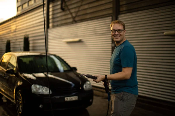 Mladý Muž Pečlivě Myje Své Milované Auto Ručním Mytí Aut — Stock fotografie