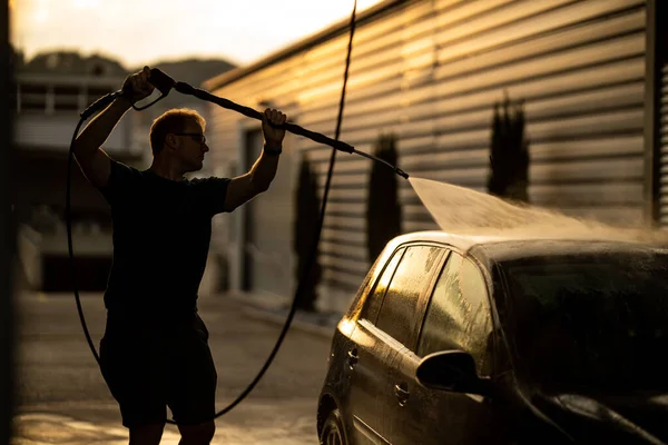 Jongeman Wassen Zijn Geliefde Auto Zorgvuldig Een Handmatige Carwash Schade — Stockfoto