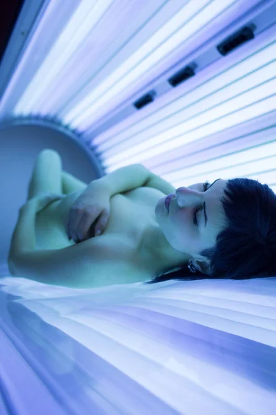 Mooie Jonge Vrouw Bruinen Haar Huid Een Moderne Solarium Oppervlakkige — Stockfoto