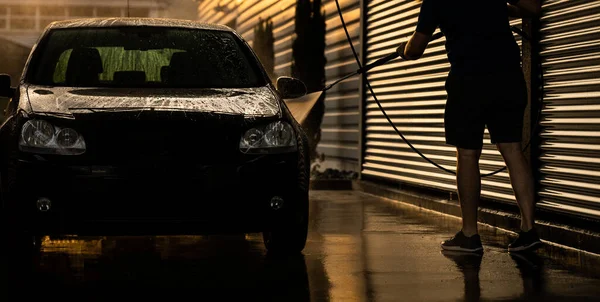 Jongeman Wassen Zijn Geliefde Auto Zorgvuldig Een Handmatige Carwash Schade — Stockfoto