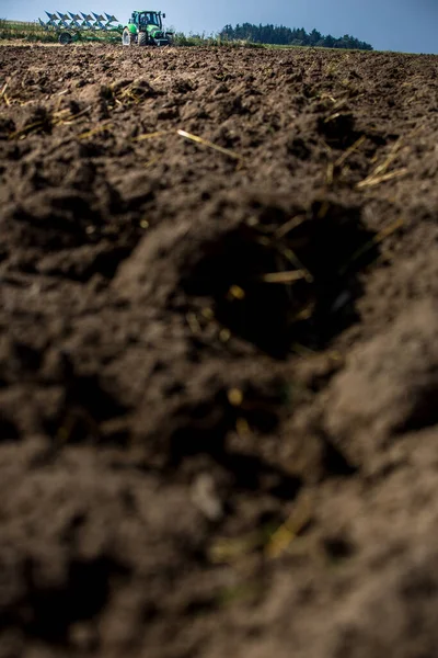 Traktor Működő Farm Korszerű Mezőgazdasági Szállítási Mezőgazdasági Termelő Dolgozik Területen — Stock Fotó