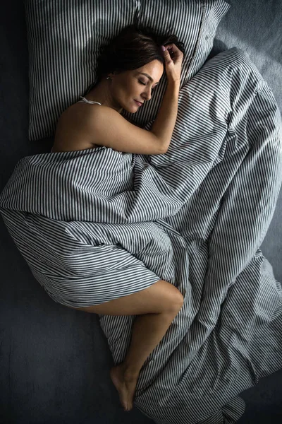 예쁘고 여자가 침대에서 개념의 — 스톡 사진