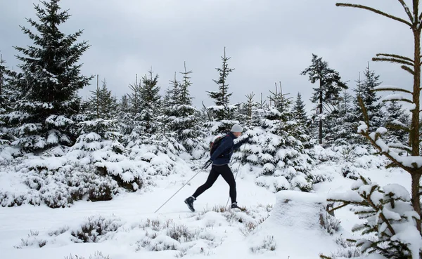 Junger Mann Beim Skilanglauf Durch Verschneite Alpine Landschaft Unscharfes Bild — Stockfoto