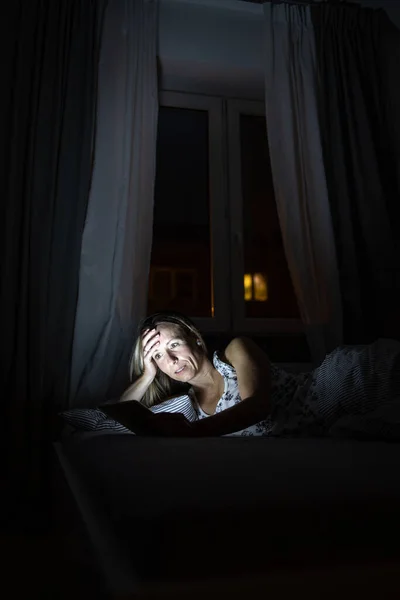 Middle Aged Woman Using Her Tablet Computer Sleep Bed Evening — Stock Photo, Image