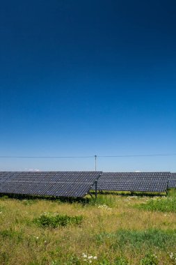 Yenilenebilir enerji kaynağı olarak güneş ışığı: güneşli bir günde güneş panelleri