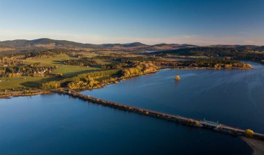 Lipno Rezervuarı, Çek Cumhuriyeti'nde Vltava Nehri boyunca inşa edilmiş bir baraj ve hidroelektrik santralidir. Bu alan dağlıktır ve Sumava Milli Parkı ve Doğa Koruma Alanı ile komşudur.