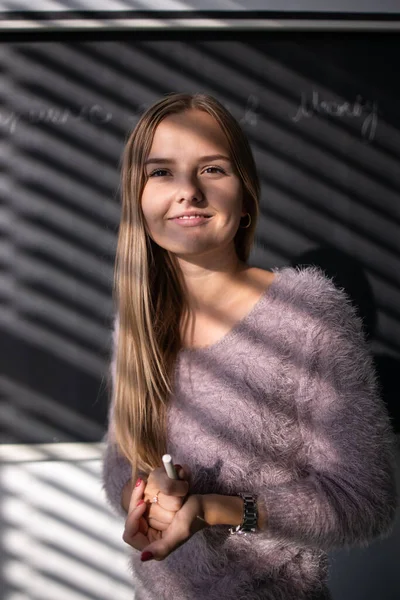 Hübsche Junge Studentin Lehrerin Vor Einer Tafel Während Des Matheunterrichts — Stockfoto