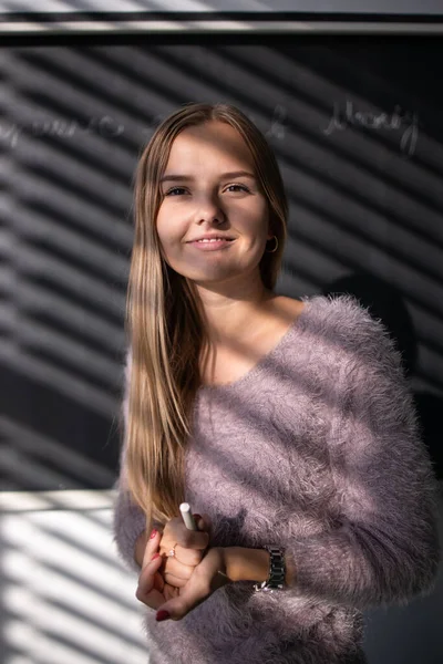 Bonita Jovem Estudante Professora Frente Quadro Negro Durante Aula Matemática — Fotografia de Stock