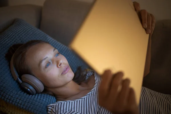 Güzel Genç Bir Kadın Akşamları Evde Tablet Bilgisayar Kullanıyor — Stok fotoğraf