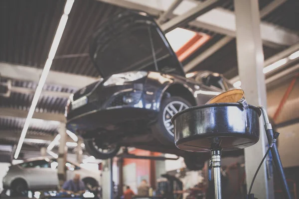 Car Garage Maintenance Oil Tyre Change Shallow Dof Color Toned — Stock Photo, Image