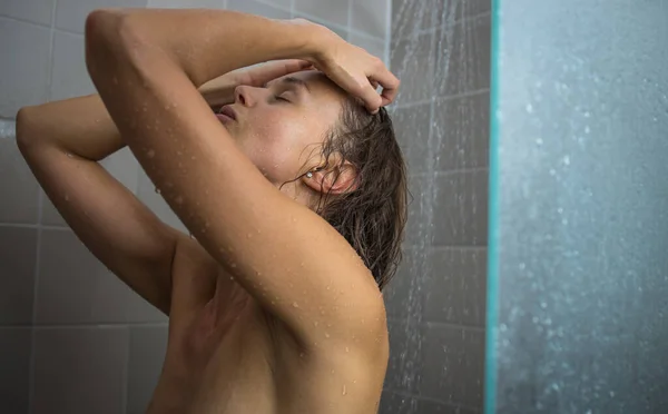 Ładna Młoda Kobieta Bierze Długi Gorący Prysznic Myjąc Włosy Nowoczesnej — Zdjęcie stockowe