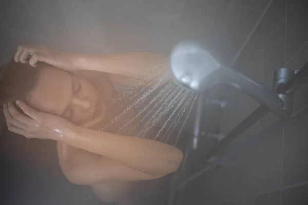 Mooie Jonge Vrouw Het Nemen Van Een Lange Warme Douche — Stockfoto