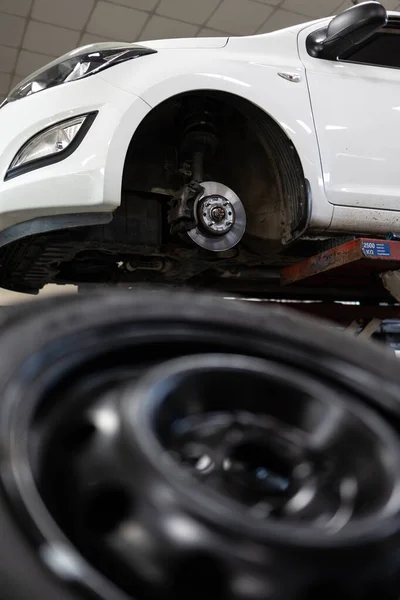 Carro Uma Garagem Para Manutenção Óleo Mudança Pneu Raso Dof — Fotografia de Stock